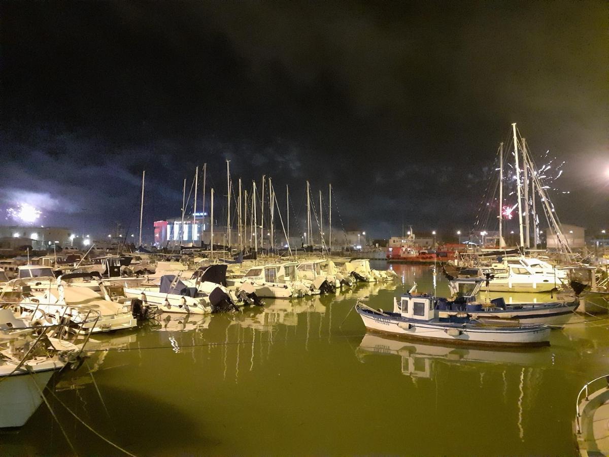 Apartemen 60 m² dengan 2 kamar tidur dan 1 kamar mandi pribadi di Bandara Fiumicino Bagian luar foto