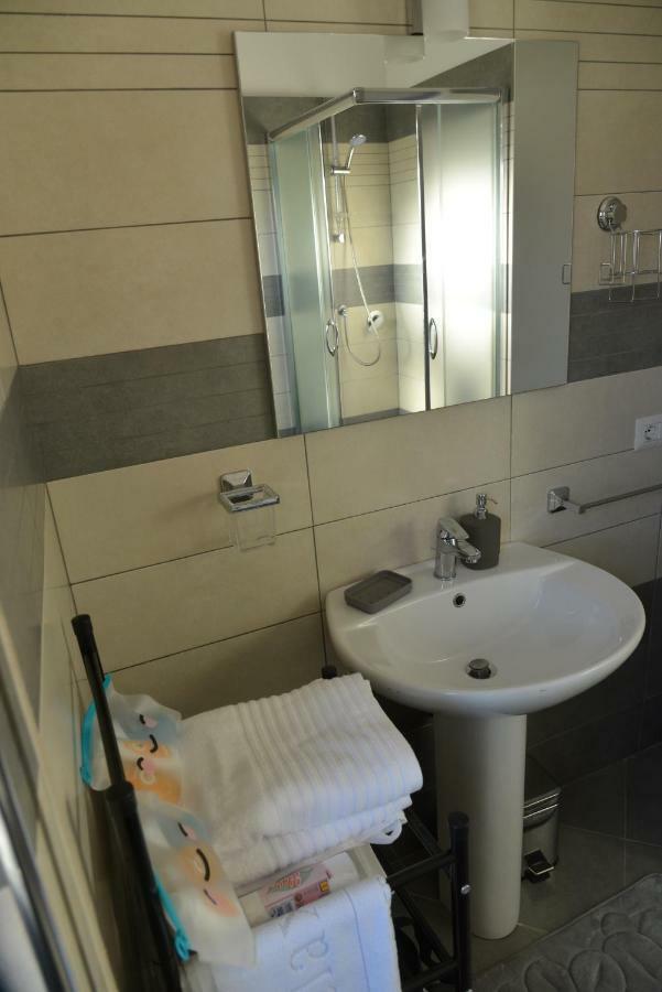 Apartemen 60 m² dengan 2 kamar tidur dan 1 kamar mandi pribadi di Bandara Fiumicino Bagian luar foto